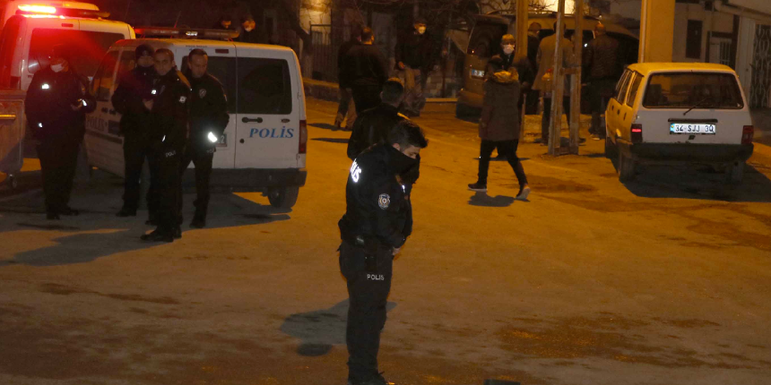 Darbedilen kadına yardım etmek isteyince vuruldu