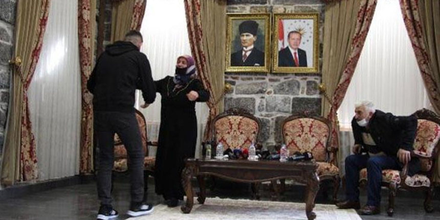 Evlat nöbetinde 35'inci buluşma: Bir aile daha evladına kavuştu