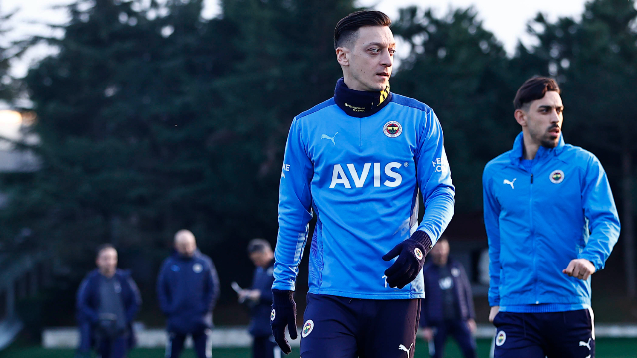 Mesut Özil krizinde yeni perde... Slavia Prag deplasmanına götürülmedi