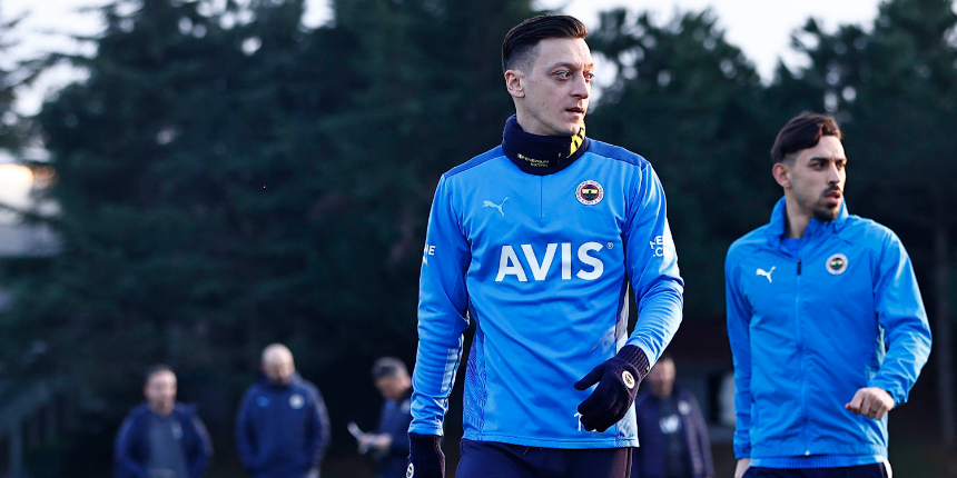 Mesut Özil krizinde yeni perde... Slavia Prag deplasmanına götürülmedi