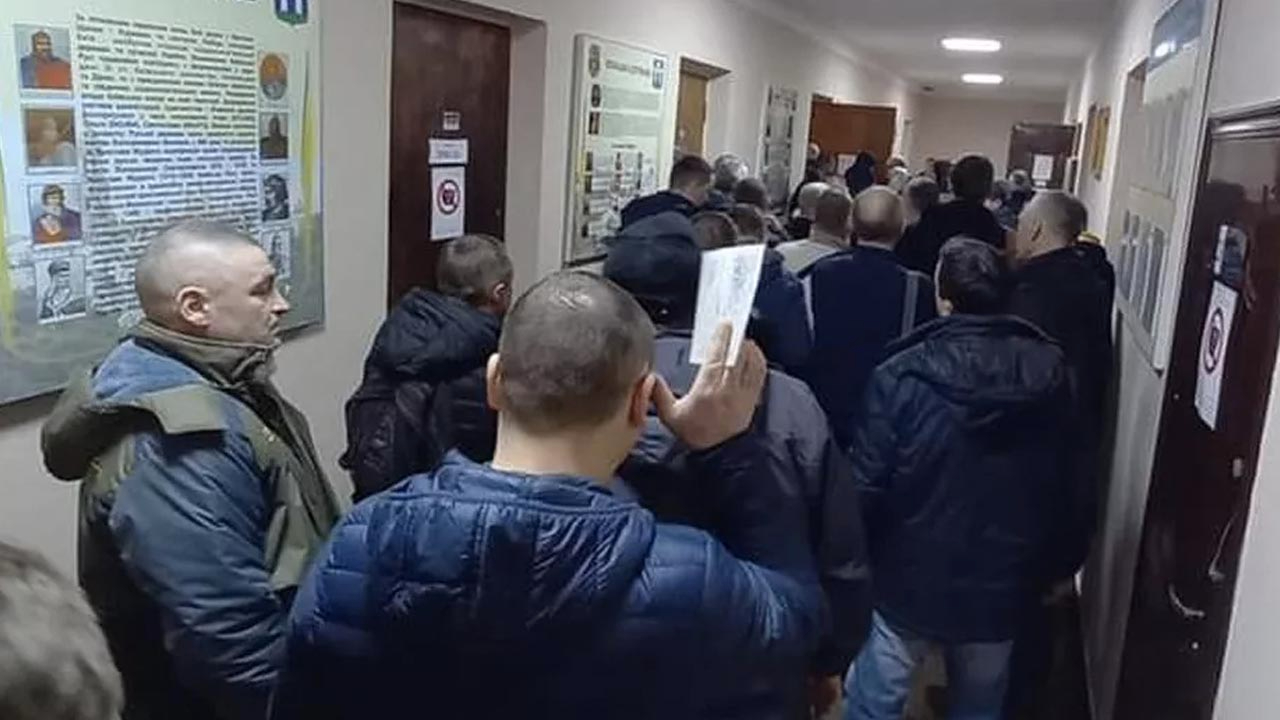Zelenskiy'nin çağrısı yanıt buldu: Binlerce Ukraynalı askerlik şubelerine koştu