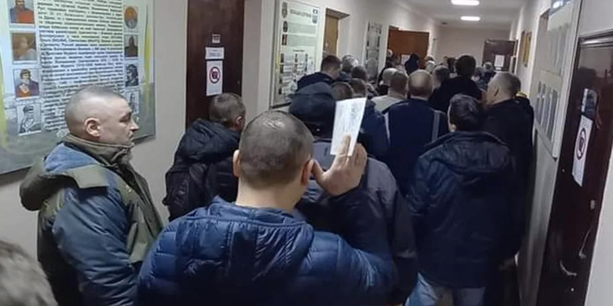 Zelenskiy'nin çağrısı yanıt buldu: Binlerce Ukraynalı askerlik şubelerine koştu