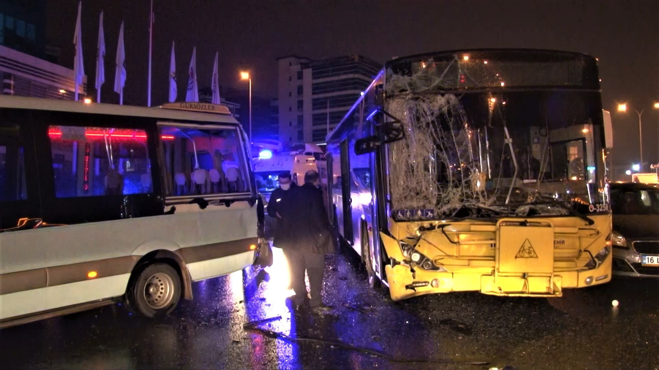 Maltepe'de İETT şoförü dehşet yaşattı: Yolcu minibüsüne çarptı! 5 yolcu yaralandı...