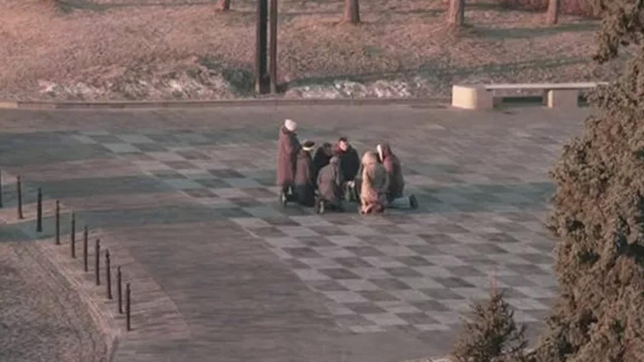 Bu görüntü Rus saldırısı sonrası çekildi... Ukraynalılar sokak ortasında dua etti