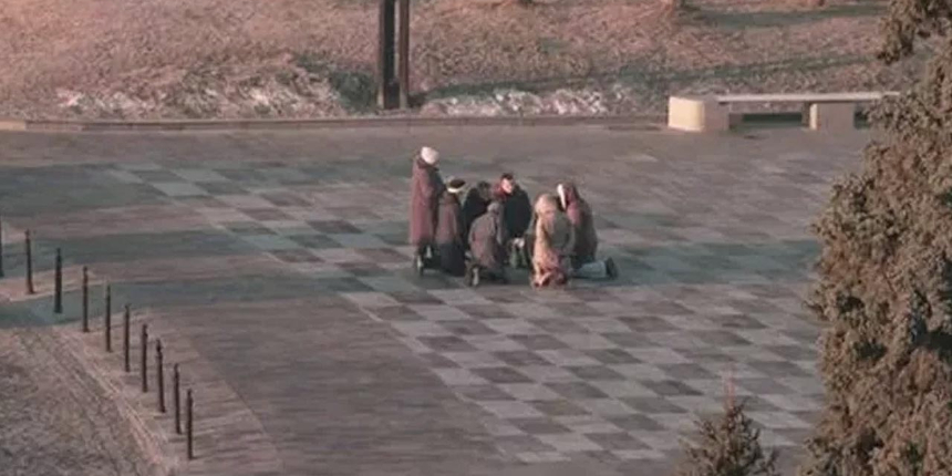Bu görüntü Rus saldırısı sonrası çekildi... Ukraynalılar sokak ortasında dua etti