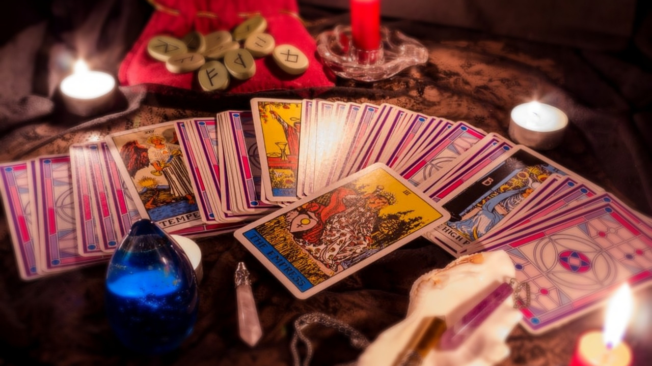 "Sende mühür var, onu bozmam lazım" diyen tarot falcısı, genç kıza cinsel tacizde bulundu!