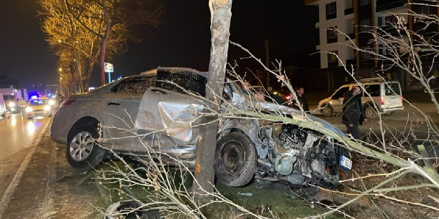 Otomobillerden biri ağaçta asılı kaldı, diğerinin motoru karşı şeride uçtu!