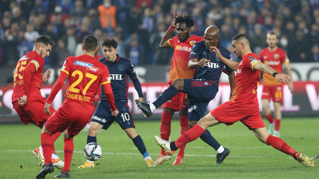 TRABZON'DA FUTBOL ŞOV! Fırtına 0-2'den geri döndü, son dakika üçlüğü Nwakaeme'den