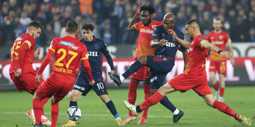 TRABZON'DA FUTBOL ŞOV! Fırtına 0-2'den geri döndü, son dakika üçlüğü Nwakaeme'den