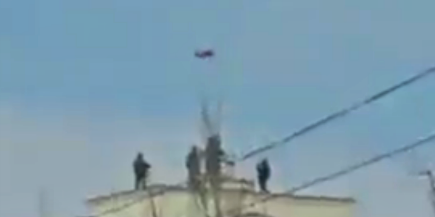 Rus askerleri Kahkovka şehrindeki santrale Rus bayrağı astı!
