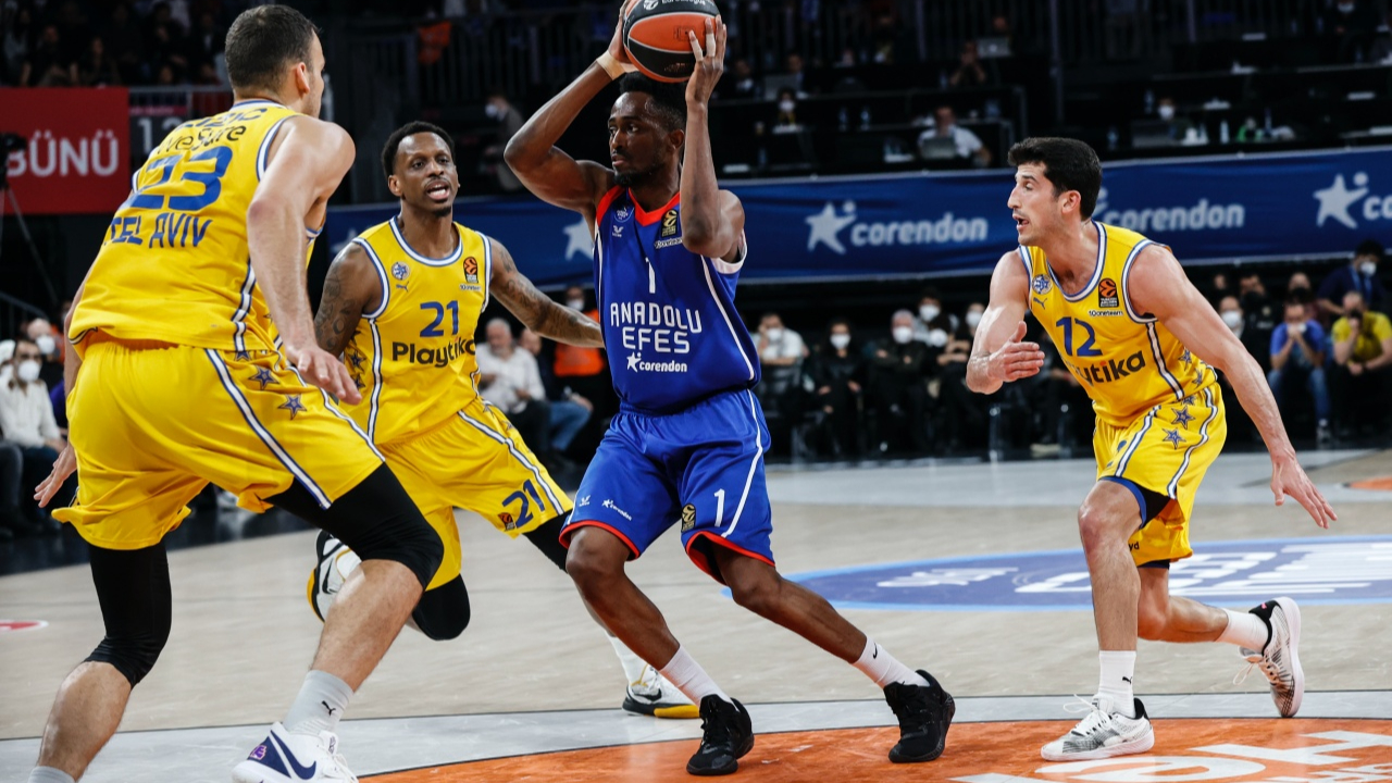 Anadolu Efes'te 100'ler gülüyor... Lacivert-Beyazlılar Maccabi'yi ezdi geçti