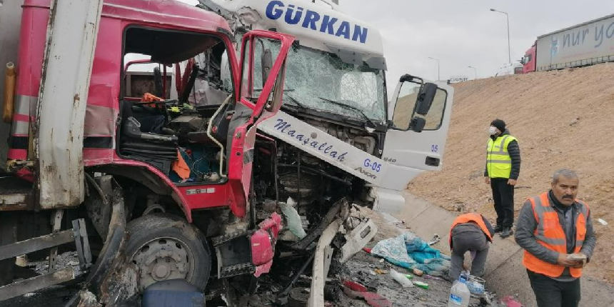 Kocaeli'de tır kamyonla kafa kafaya çarpıştı: 2 yaralı