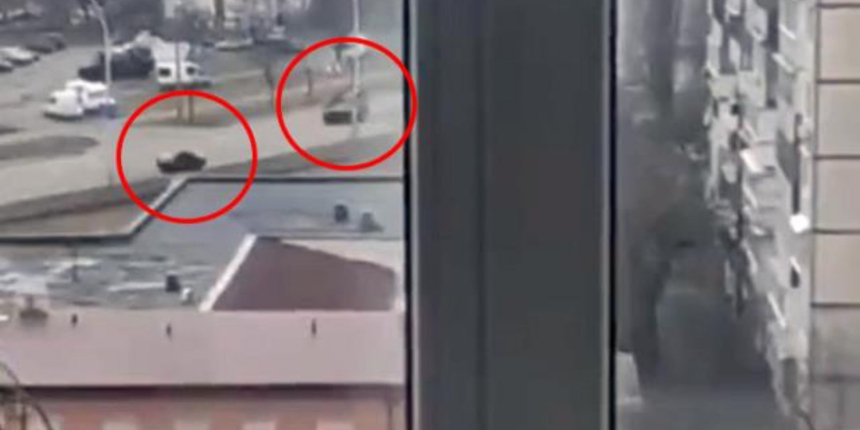 Tüyler ürperten anlar: Rus tankı, seyir halindeki sivil aracı ezip geçti!