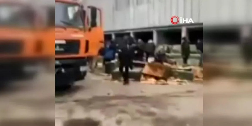Ukrayna’da sokakta sivillere silah dağıtıldı!