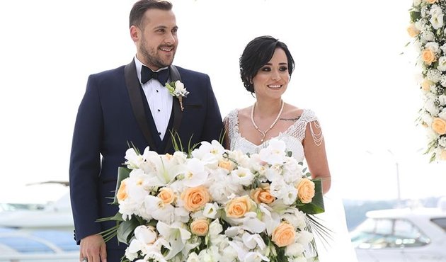 Ümit Erdim ile Seda Çınar evlendi! Golf arabasını gelin arabası yaptı...