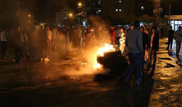 Adana'da olaylı gece!  Barikat kurup, caddeyi trafiğe kapattılar