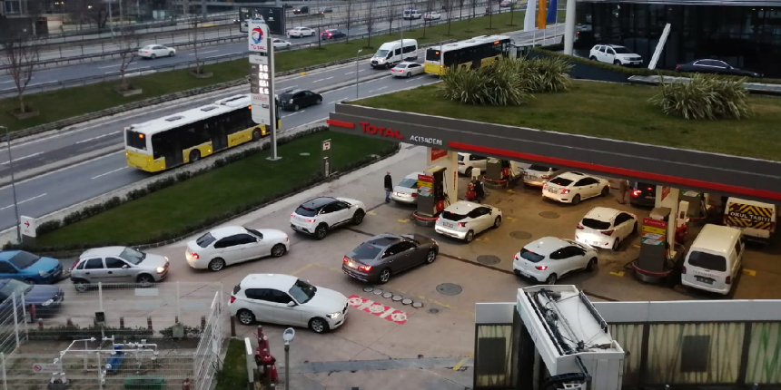 Akaryakıta zam geldi, araç sahipleri istasyonlara koştu
