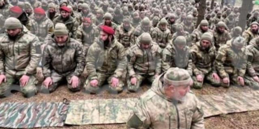 Çeçenler, Ukrayna ile savaşa namaz kılarak ve ezan okuyarak gitti! İşte o anlar...