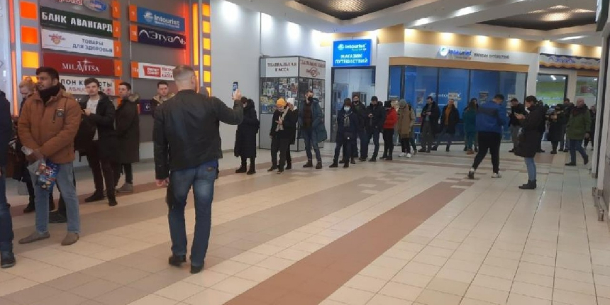 SWIFT yaptırımı korkuttu! Rus halkı ATM’lere akın etti, uzun kuyruklar oluştu!