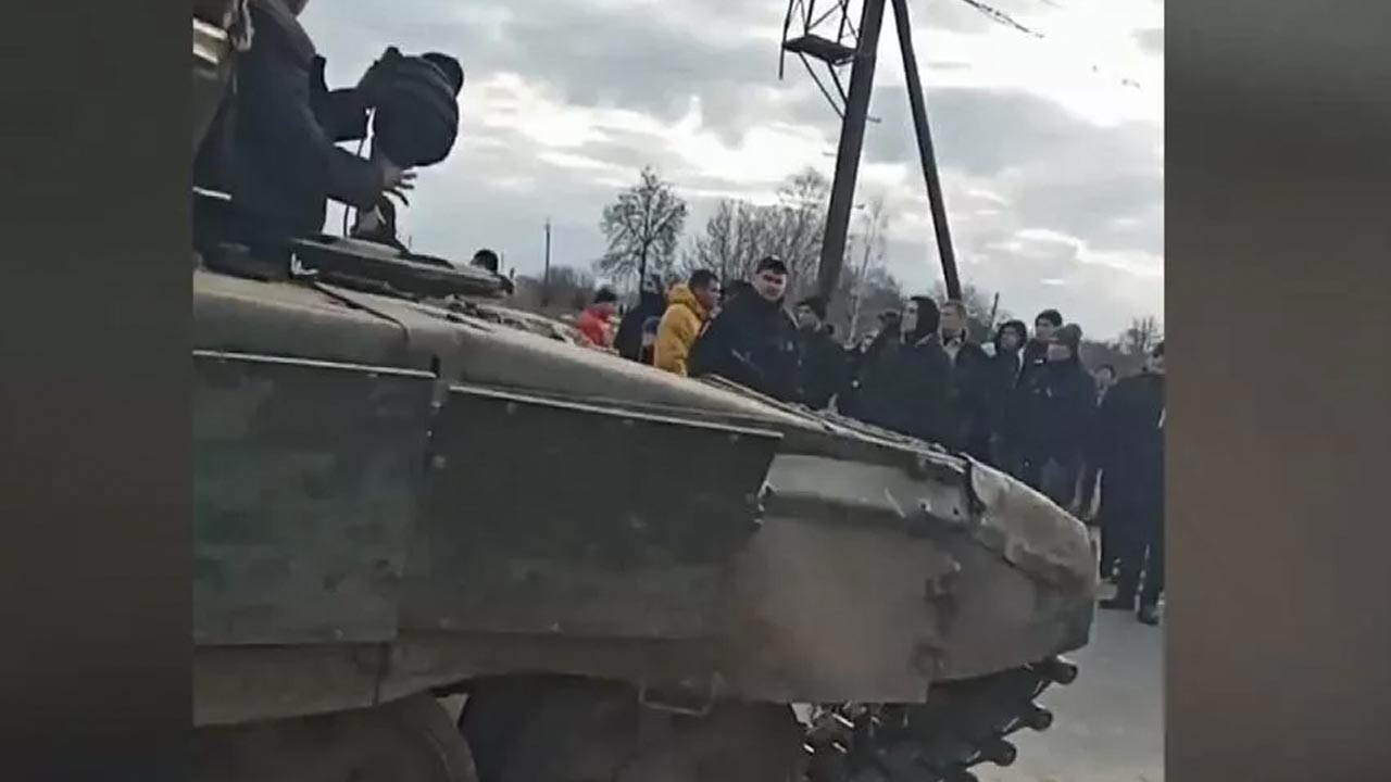 Ukrayna'dan çok çarpıcı görüntüler geldi: Siviller Rus tankını durdurdu