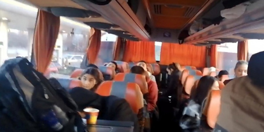 İlk kafile Türkiye'de: Ukrayna'dan tahliye edilen Türkler, kara yoluyla vatan topraklarına ulaştı!