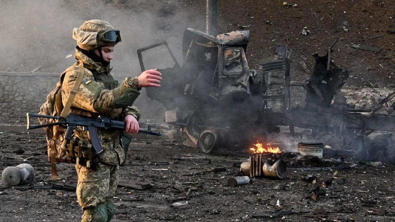 Ukrayna: Rusya'ya ait 14 uçak, 8 helikopter, 102 tank ve 3 bin 500'den fazla asker vuruldu
