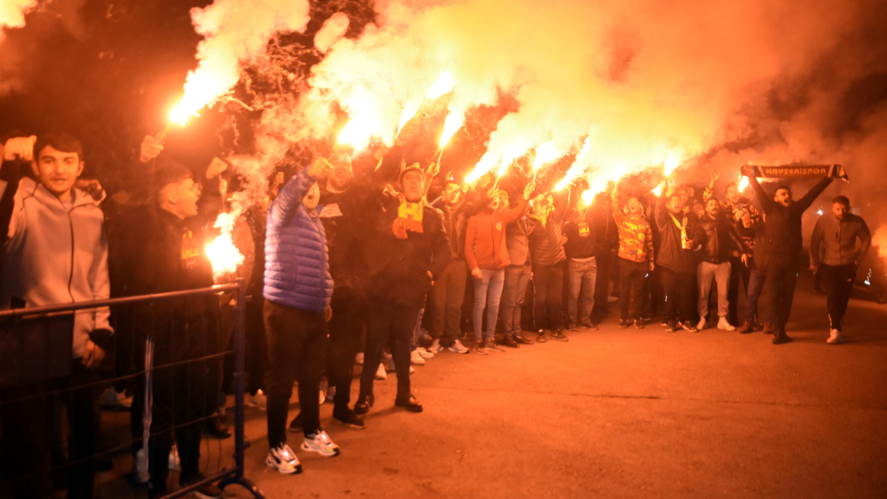 Kayserispor havaalanında meşalelerle karşılandı... "Tüm Türkiye nasıl mücadele edilir gördü"