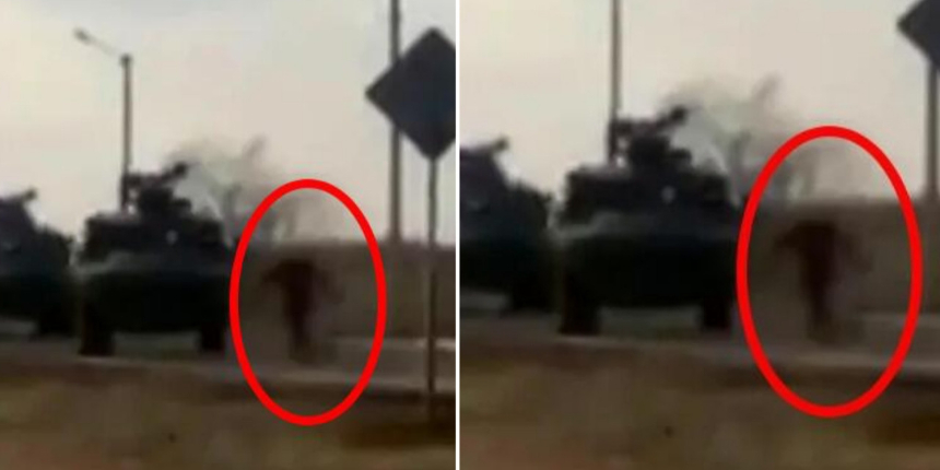 Hafızalara kazınacak anlar: Rus askeri konvoyunu tek başına engellemeye çalışan Ukraynalı...