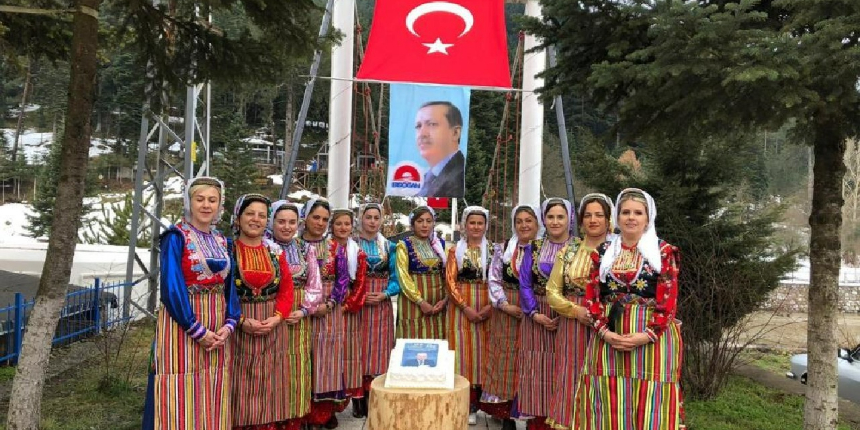 Yöresel kıyafetlerini giyip Cumhurbaşkanı Erdoğan'ın doğum gününü kutladılar