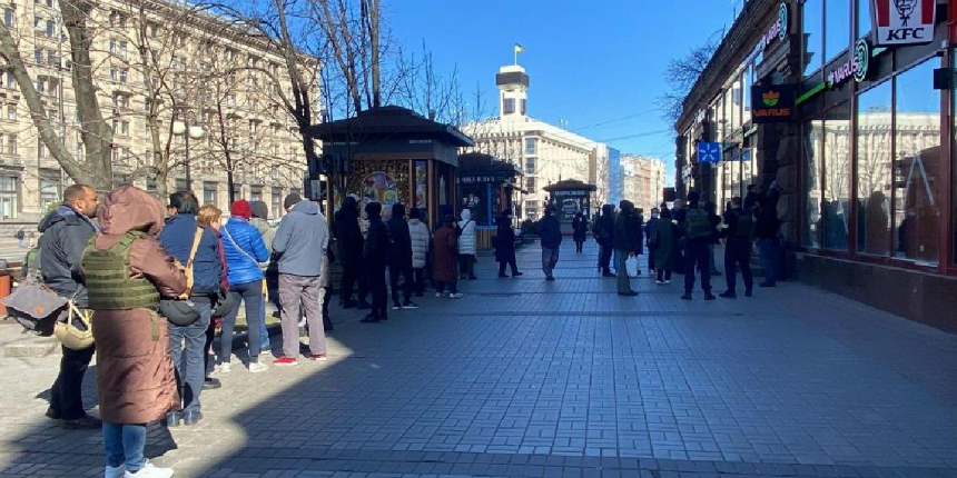 Kiev’de sokağa çıkma yasağının ardından halk marketlere akın etti