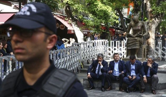 Ankara'da CHP'li vekillerden gergin oturma eylemi...