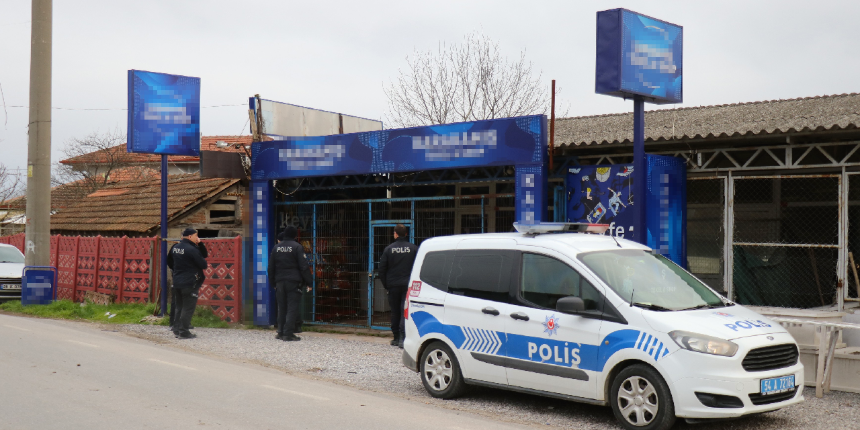 Cadde üzerinde dolmuş bekliyordu, otomobilden ateş açıldı