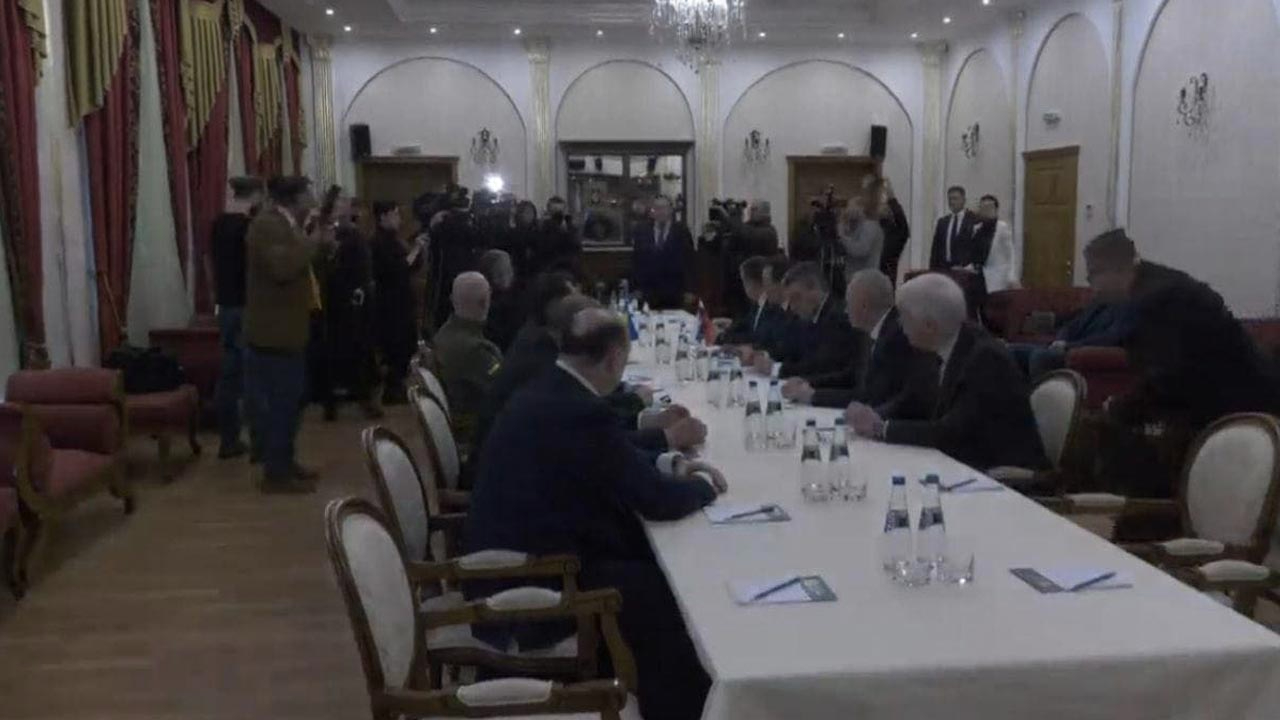 Rusya ve Ukrayna müzakerelere başladı: İlk görüntüler geldi
