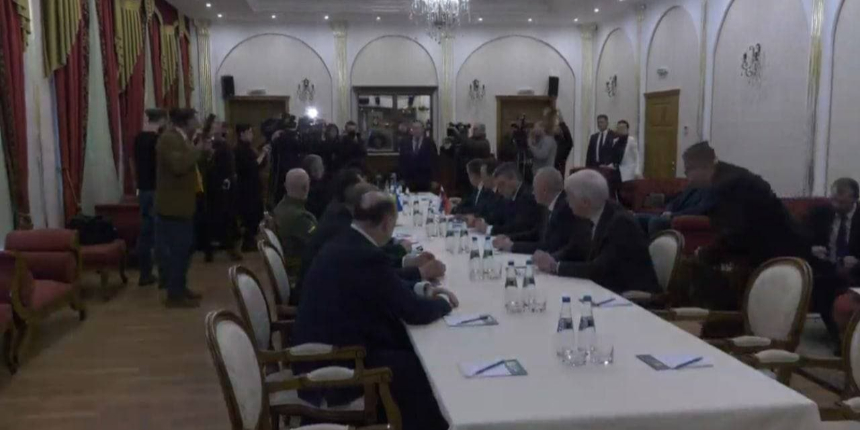 Rusya ve Ukrayna müzakerelere başladı: İlk görüntüler geldi