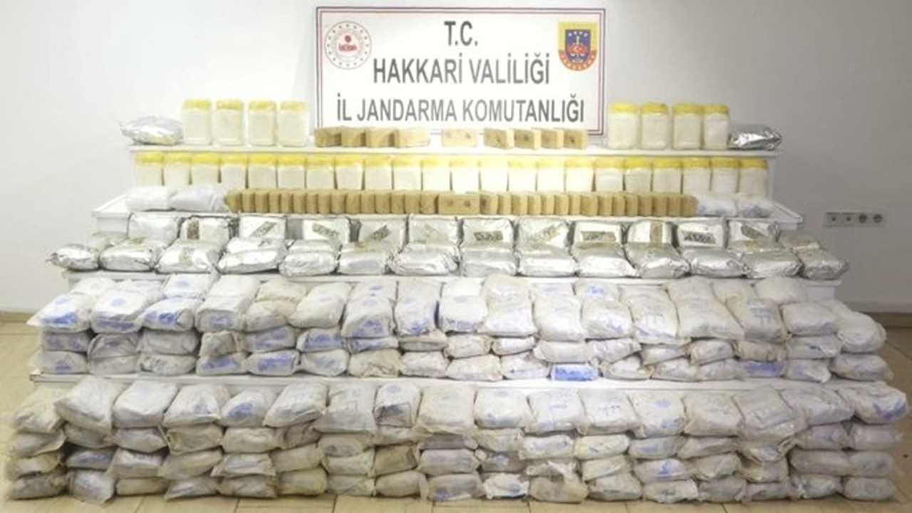 Bakan Soylu duyurdu: Hakkari'de 250 kilogram eroin ele geçirildi