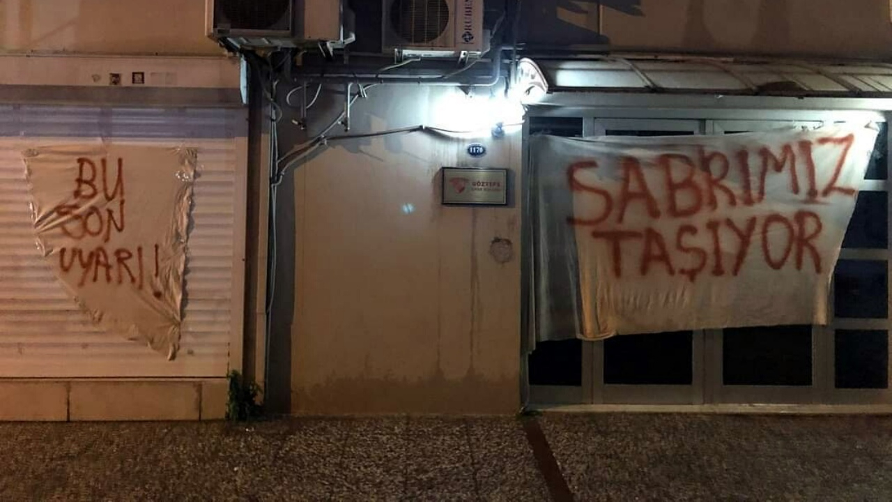 Göztepe taraftarlar kulüp binasının önüne 'Sabrımız taşıyor' pankartını astı