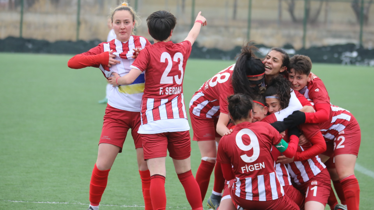 Sivasspor'un Gürcü futbolcusu Nino Chkhartishvili gol sevincinde Ukrayna bayrağı açtı