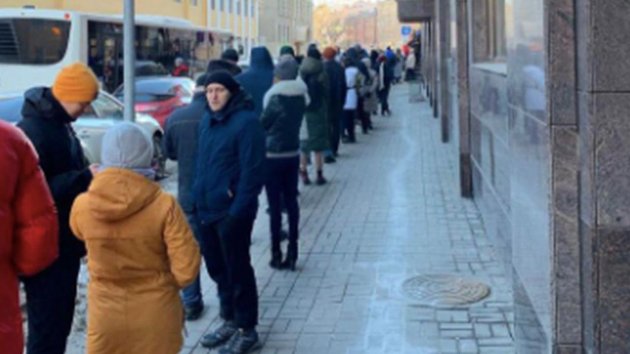 Rusya'da kriz... Bankalar önünde kilometrelerce kuyruk oluştu