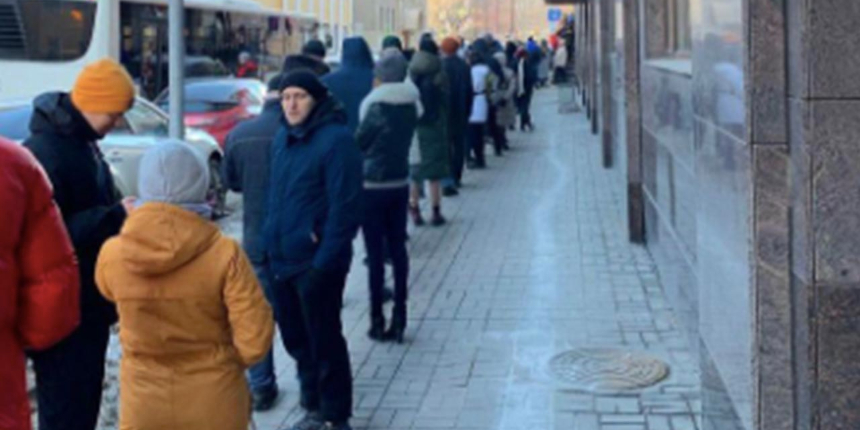 Rusya'da kriz... Bankalar önünde kilometrelerce kuyruk oluştu