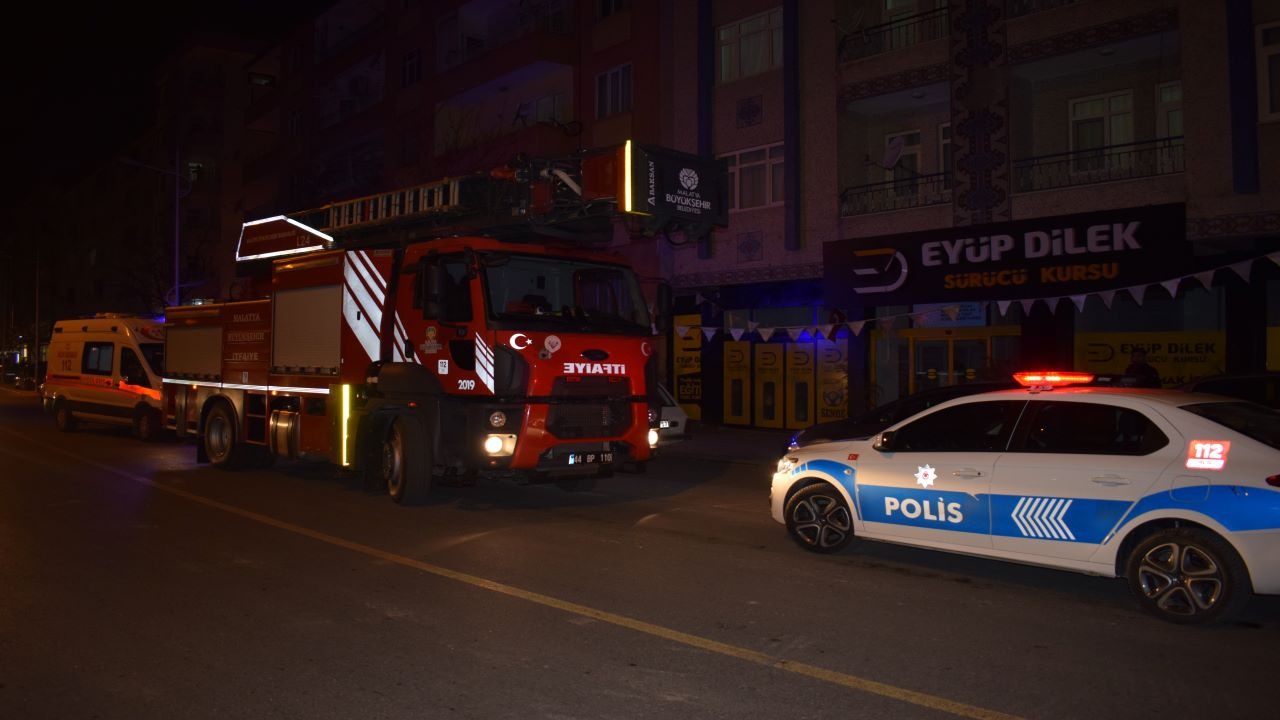 Polis evi yakacağını söyleyerek kendini odaya kilitleyen genç için alarma geçti