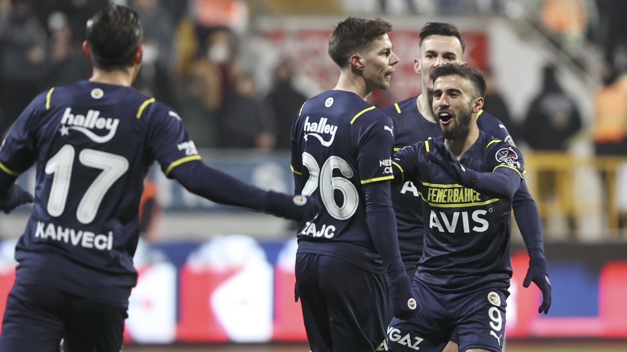 Fenerbahçe'den Kasımpaşa'ya son dakika üçlüğü... 3 puanı Attila Szalai getirdi