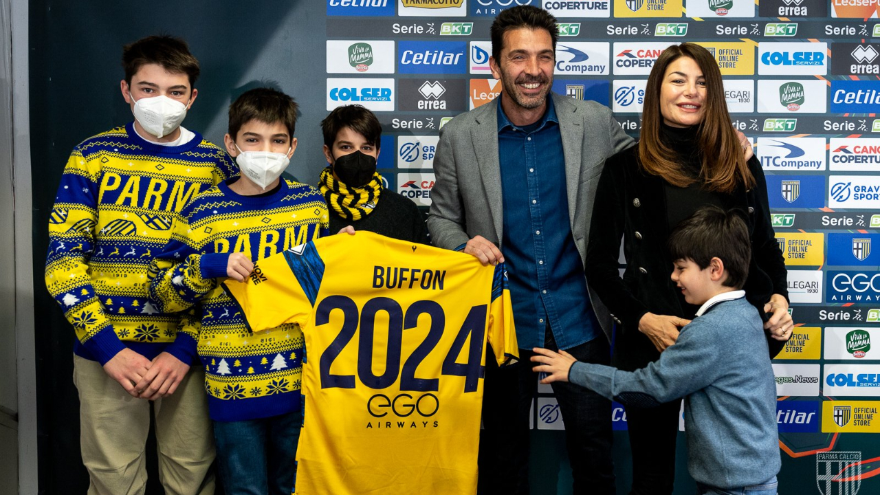 Parma efsanesi kaleci Gianluigi Buffon'un sözleşmesi 2 sezon uzatıldı