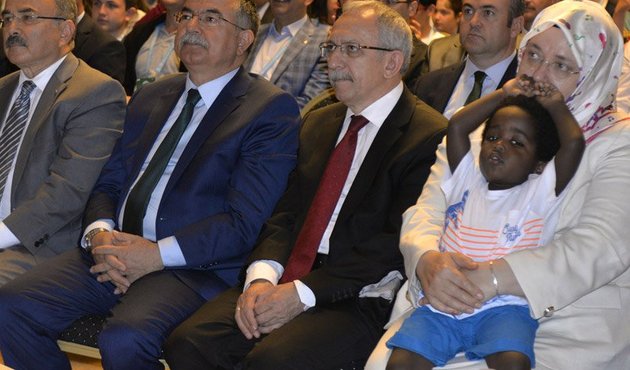 Tüm salonun dikkatini çeken o çocuğun kim olduğu ortaya çıktı!