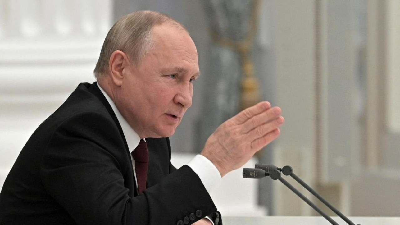 Putin'den yaptırımlara yanıt: Ruslara dövizle işlem yapmayı yasakladı!