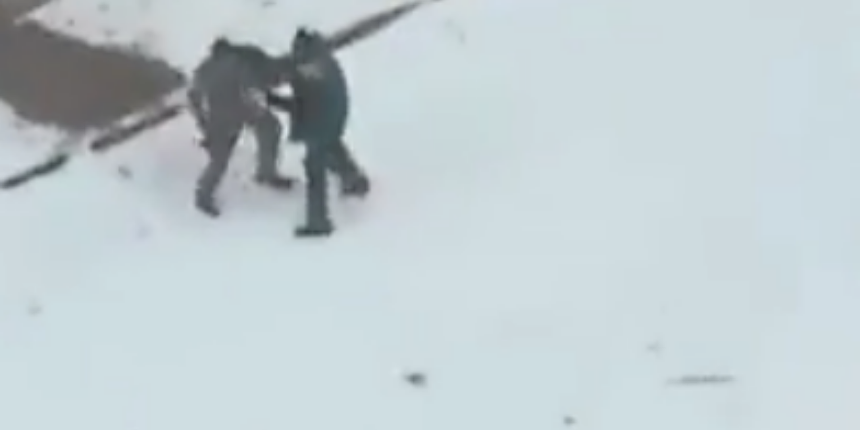 Ukraynalı yaşlı adam, tüfekli Rus askeriyle yumruk yumruğa kavga etti!