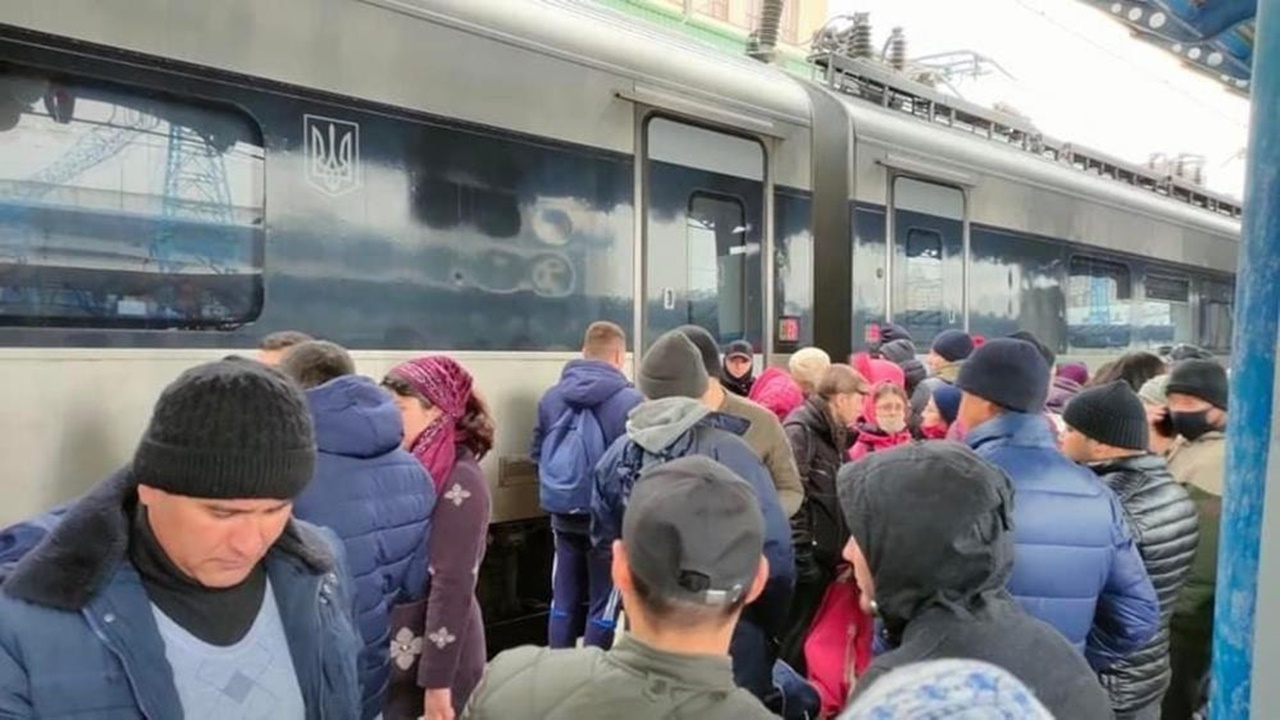 Kiev'den kaçış seferi! Tren istasyonlarındaki izdiham kamerada