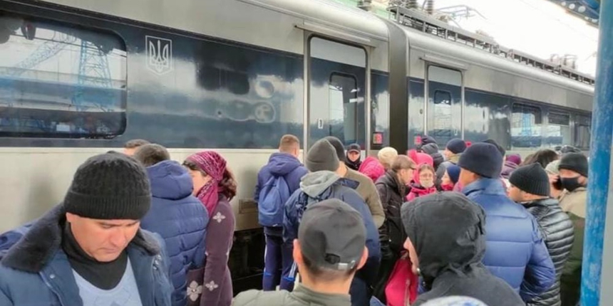 Kiev'den kaçış seferi! Tren istasyonlarındaki izdiham kamerada