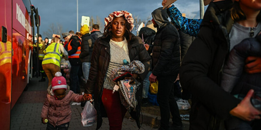 Ukrayna'da savaştan kaçanları taşıyan trenden Afrikalılar zorla indirildi!