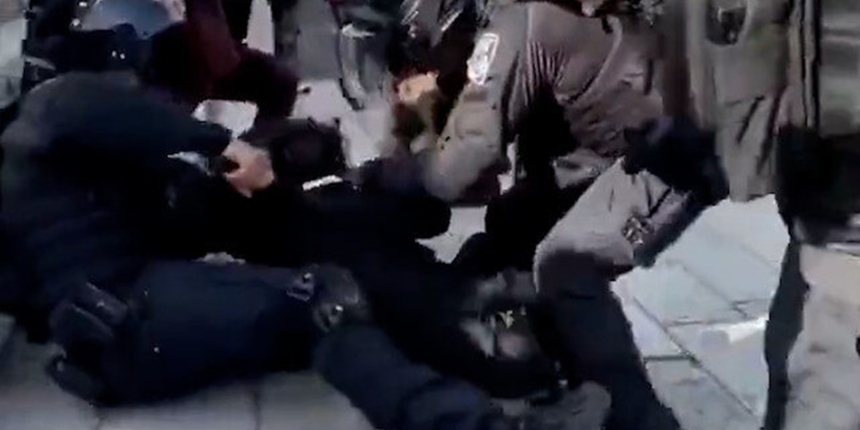 İsrail güçleri, Filistinli genç kızı dakikalarca dövüp hastanelik etti!