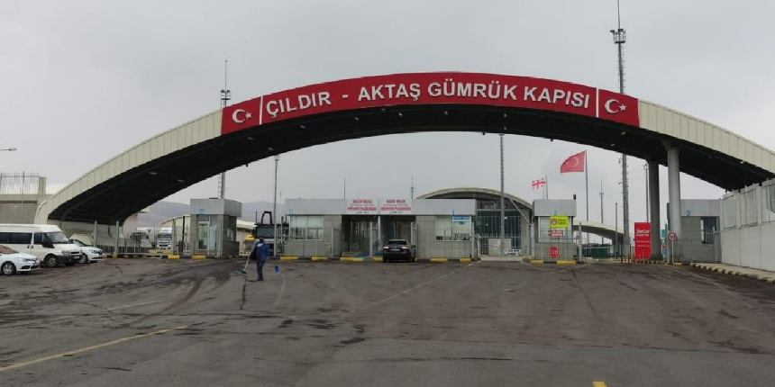 Gürcistan, sınır kapılarının yolcu trafiğine açılışını askıya aldı